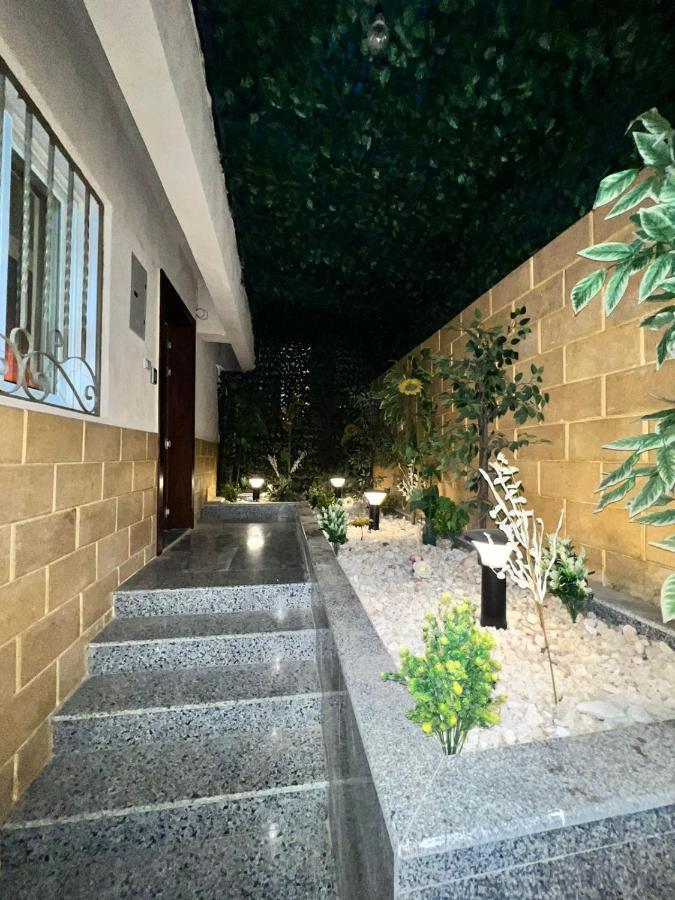 Luxury Flat With Garden And Private Entrance شقة فاخرة بحديقة و مدخل خاص Cairo Exterior photo